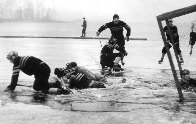 Первые игры в хоккей с мячом проходили на льду рек и озер